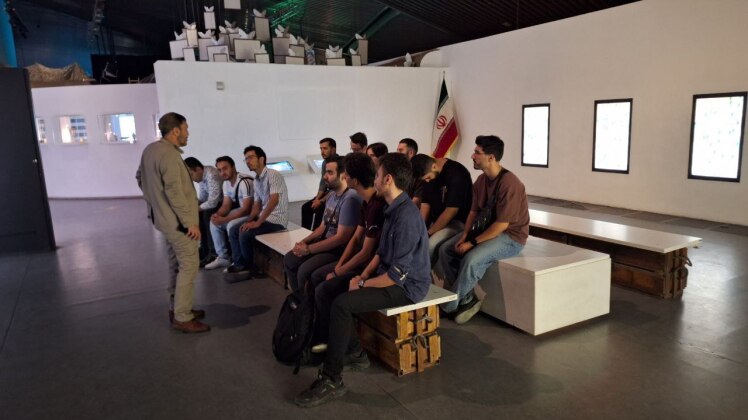 بازدید دانشجویان از باغ‌موزه دفاع مقدس به همت کانون ققنوس دانشگاه