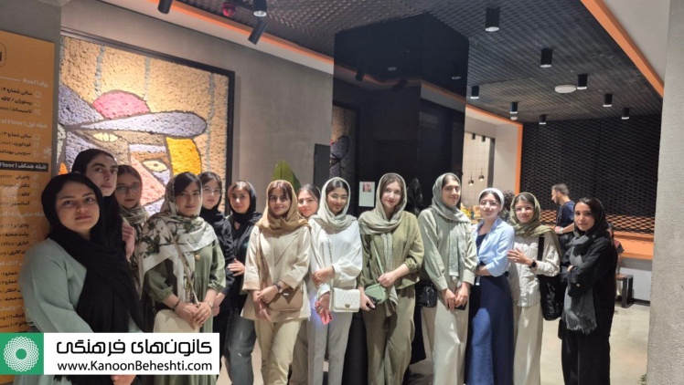 تماشای نمایش «در انتظار گودو» توسط دختران دانشگاه علوم پزشکی شهید بهشتی